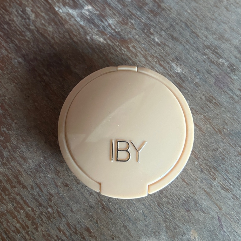 IBY small shimmer highlighter.